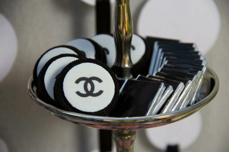 Perfect for Petite Gifts: A Collection of Adorable CHANEL-Inspired Icing Cookies♡にて紹介している画像