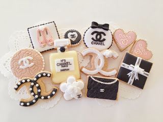 Perfect for Petite Gifts: A Collection of Adorable CHANEL-Inspired Icing Cookies♡にて紹介している画像