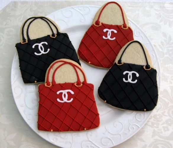 Perfect for Petite Gifts: A Collection of Adorable CHANEL-Inspired Icing Cookies♡にて紹介している画像