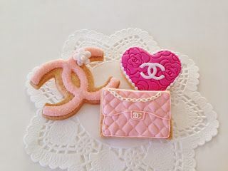 Perfect for Petite Gifts: A Collection of Adorable CHANEL-Inspired Icing Cookies♡にて紹介している画像