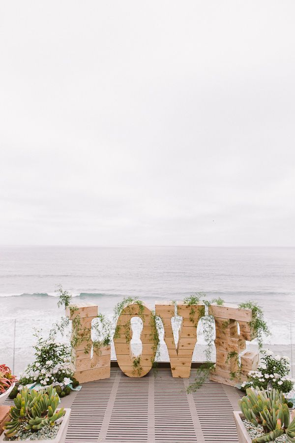 We've Gathered Adorable Wedding Photos Featuring "LOVE" Letters ♡にて紹介している画像