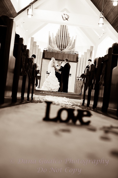 We've Gathered Adorable Wedding Photos Featuring "LOVE" Letters ♡にて紹介している画像