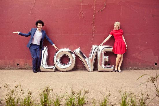 We've Gathered Adorable Wedding Photos Featuring "LOVE" Letters ♡にて紹介している画像