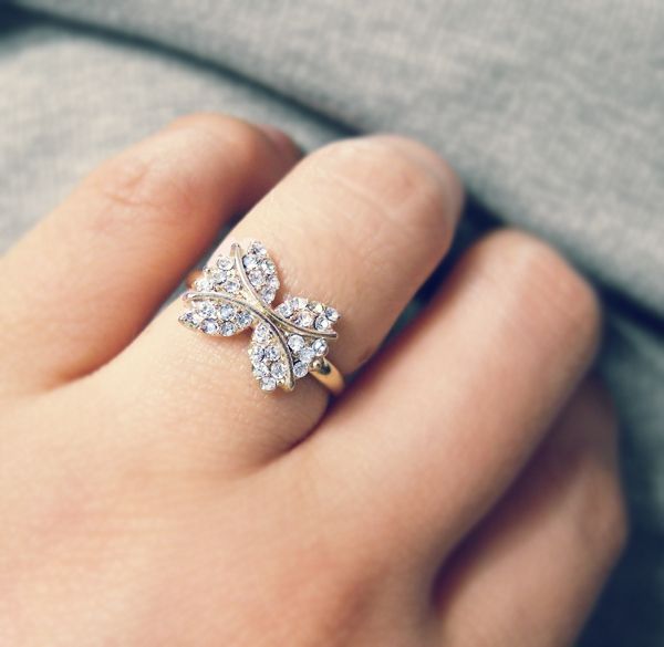 リボンモチーフの可愛いリングcollection22♡にて紹介している画像