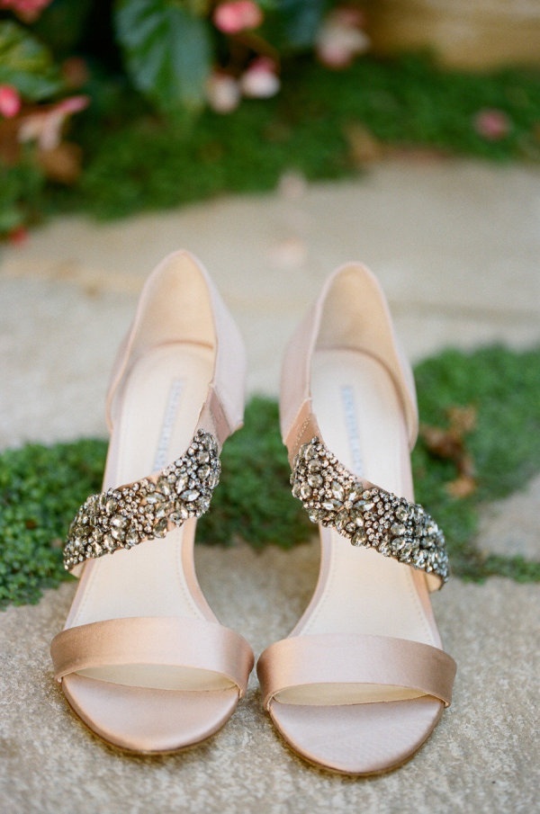 "Bridal Fashion Starts from the Feet: Discovering the Adorable Wedding Shoes from the Dream Brand 'Vera Wang' ♡"にて紹介している画像