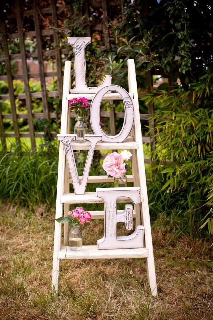 We've Gathered Adorable Wedding Photos Featuring "LOVE" Letters ♡にて紹介している画像