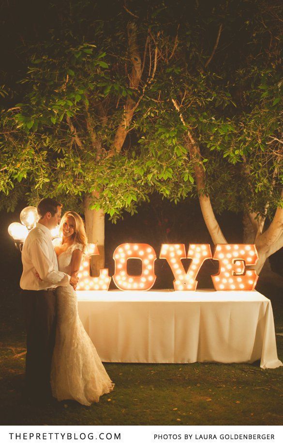 We've Gathered Adorable Wedding Photos Featuring "LOVE" Letters ♡にて紹介している画像