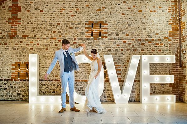 We've Gathered Adorable Wedding Photos Featuring "LOVE" Letters ♡にて紹介している画像