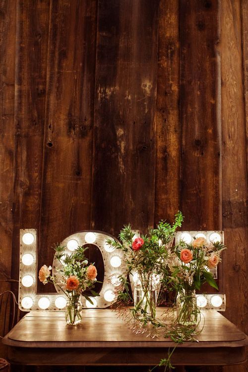 We've Gathered Adorable Wedding Photos Featuring "LOVE" Letters ♡にて紹介している画像