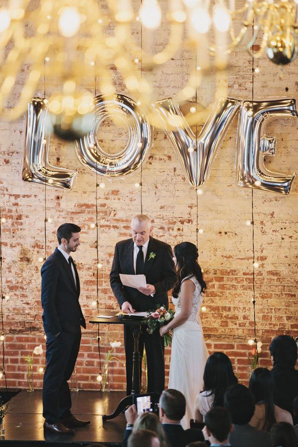 We've Gathered Adorable Wedding Photos Featuring "LOVE" Letters ♡にて紹介している画像