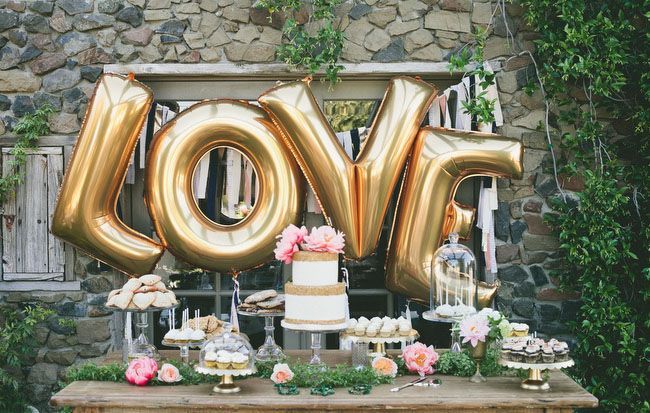 We've Gathered Adorable Wedding Photos Featuring "LOVE" Letters ♡にて紹介している画像
