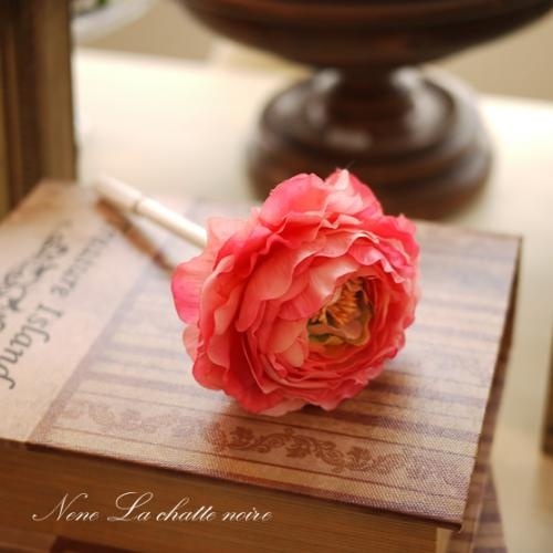 "Discovered on Instagram ♩ A Collection of Adorable 'Reception Pen Stands' That Stylish Brides Can't Resist! ♡"にて紹介している画像