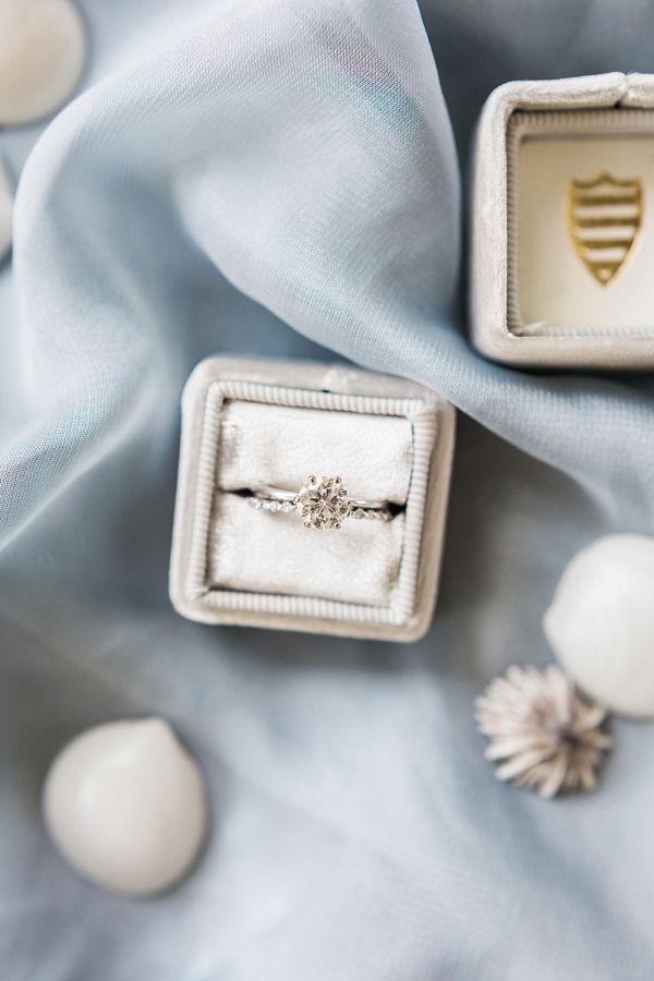 Dreaming of Vintage Engagement Rings that Sparkle like Titanic's Jewels: The Allure of Colored Gemstones ♡にて紹介している画像