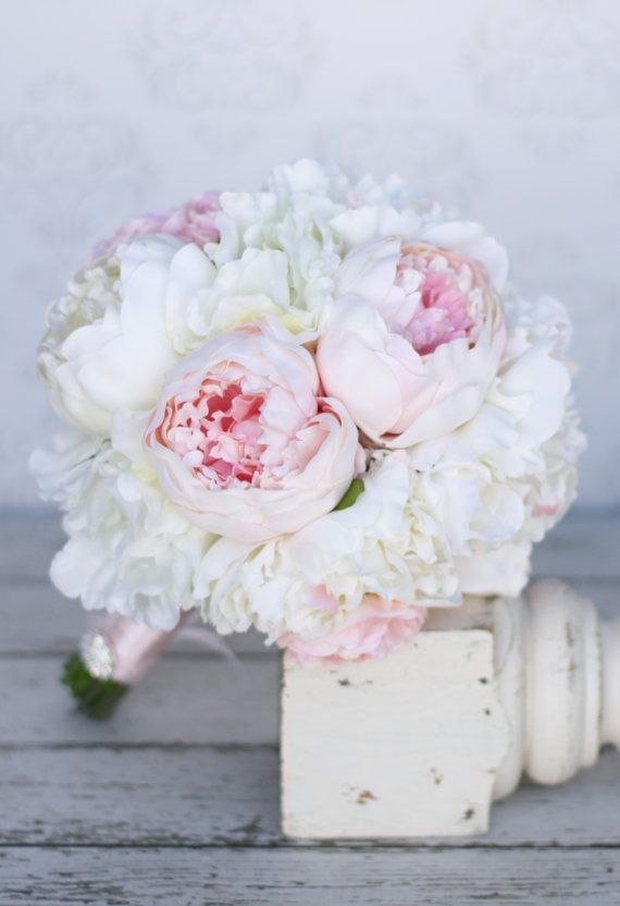 Perfect for the Pure White Bride ♩ A Featured Recipe Collection for Creating Pure & Elegant All-White Wedding Bouquets＊にて紹介している画像