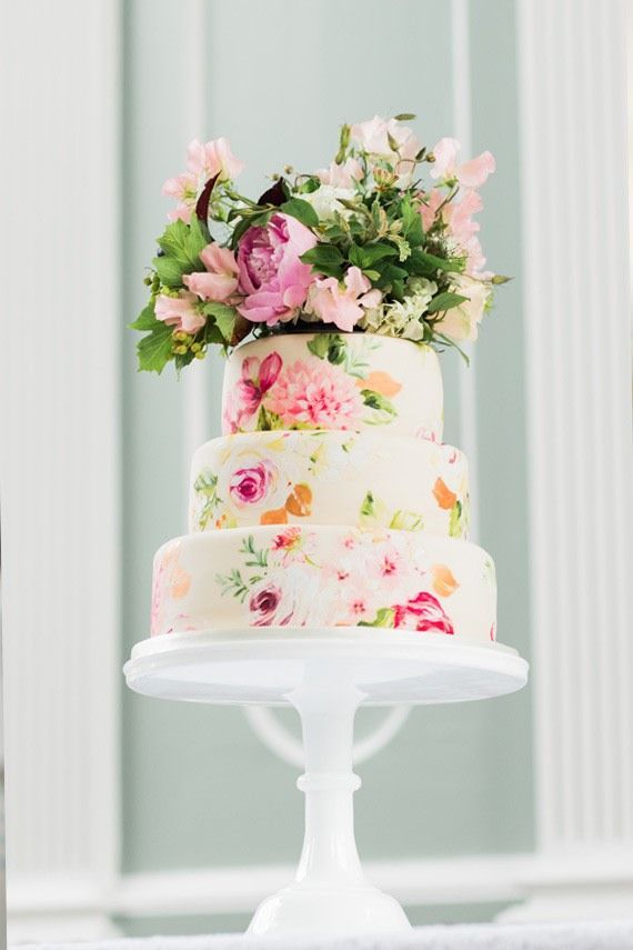 Not Just Fresh Flowers: A Special Feature on Flower-Filled Wedding Cake Designs Created with Paint ♩にて紹介している画像