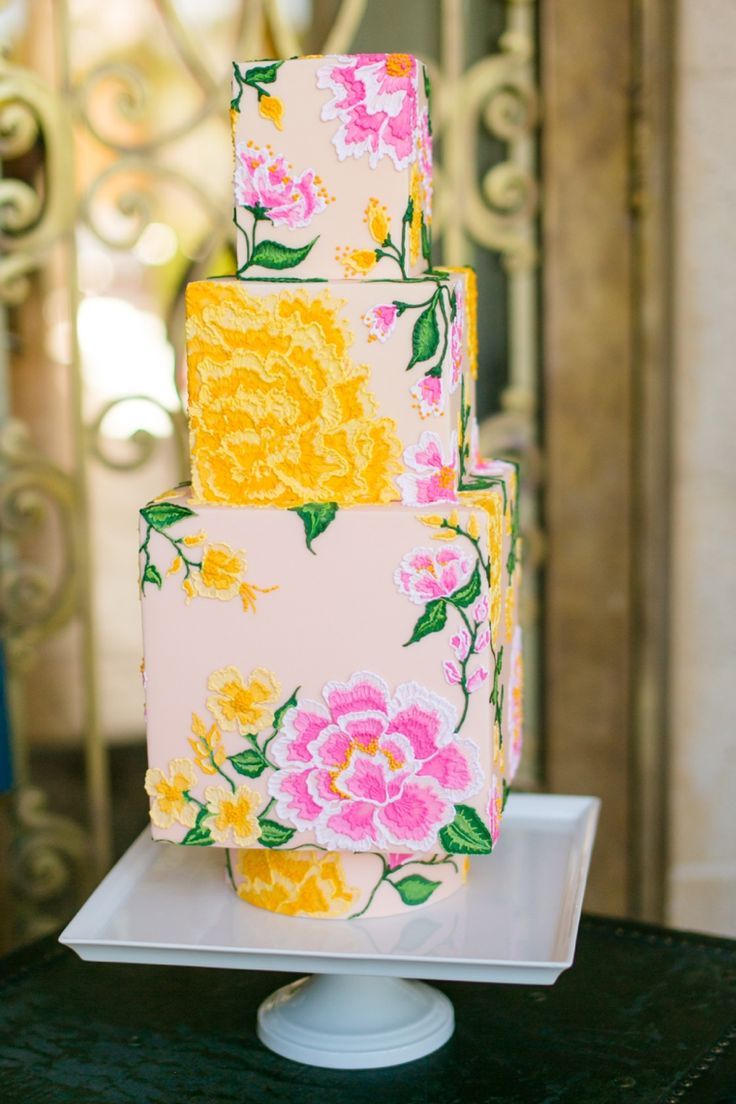 Not Just Fresh Flowers: A Special Feature on Flower-Filled Wedding Cake Designs Created with Paint ♩にて紹介している画像