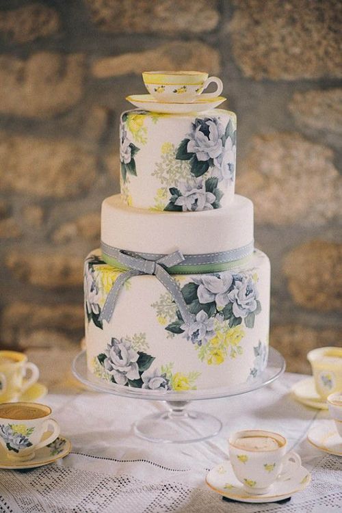 Not Just Fresh Flowers: A Special Feature on Flower-Filled Wedding Cake Designs Created with Paint ♩にて紹介している画像