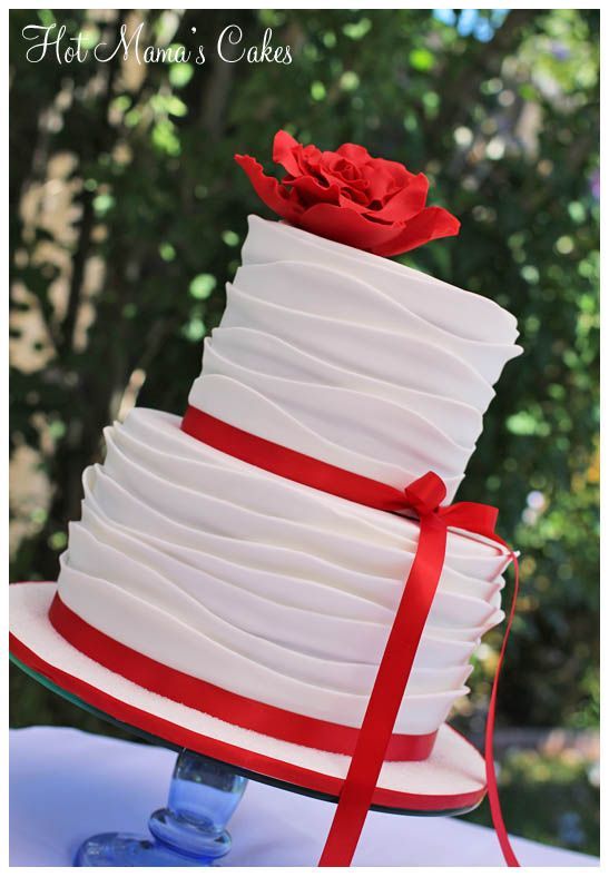 Absolutely Adorable Combinations: Bright Red Roses and Pristine White Wedding Cake Ideas♡にて紹介している画像