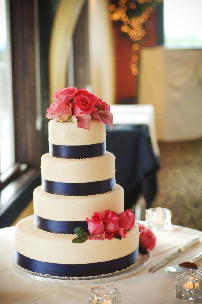Absolutely Adorable Combinations: Bright Red Roses and Pristine White Wedding Cake Ideas♡にて紹介している画像