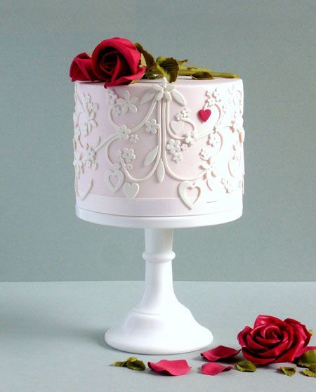 Absolutely Adorable Combinations: Bright Red Roses and Pristine White Wedding Cake Ideas♡にて紹介している画像