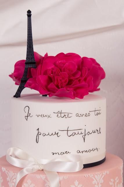 Absolutely Adorable Combinations: Bright Red Roses and Pristine White Wedding Cake Ideas♡にて紹介している画像