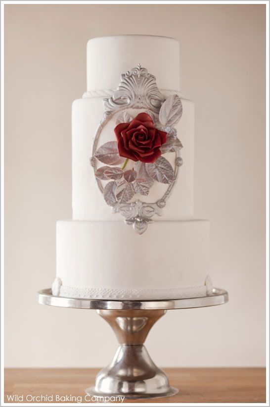 Absolutely Adorable Combinations: Bright Red Roses and Pristine White Wedding Cake Ideas♡にて紹介している画像