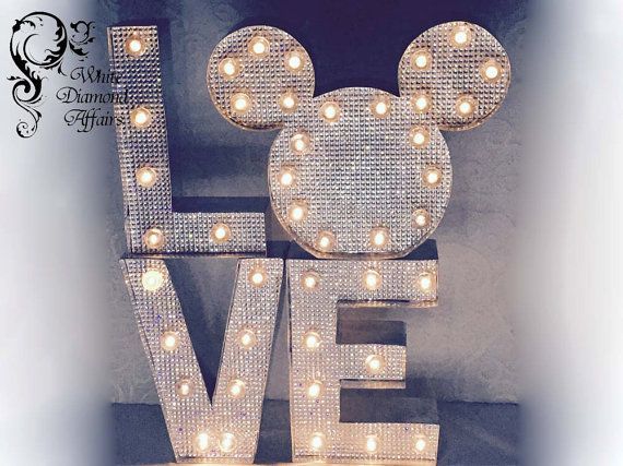 Where and How to Display? A Cute Guide to Decorating with the Popular Shiny Item 'Marquee Light' ♡にて紹介している画像