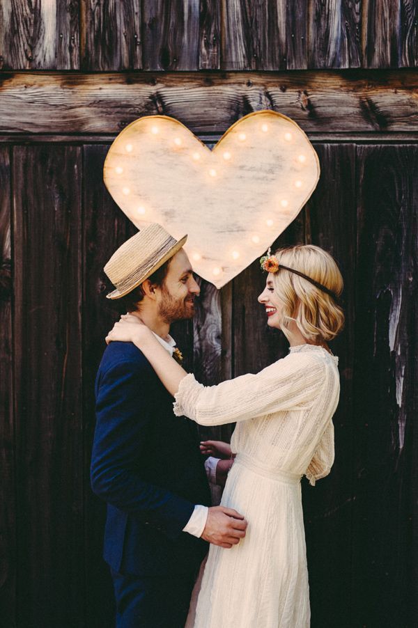 Where and How to Display? A Cute Guide to Decorating with the Popular Shiny Item 'Marquee Light' ♡にて紹介している画像