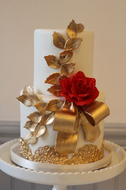 Absolutely Adorable Combinations: Bright Red Roses and Pristine White Wedding Cake Ideas♡にて紹介している画像