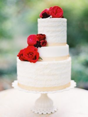 Absolutely Adorable Combinations: Bright Red Roses and Pristine White Wedding Cake Ideas♡にて紹介している画像