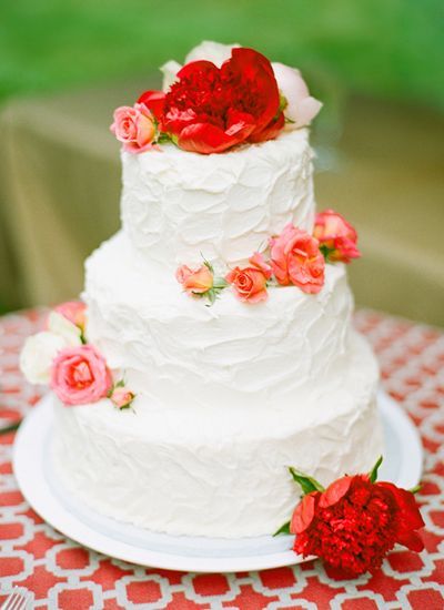 Absolutely Adorable Combinations: Bright Red Roses and Pristine White Wedding Cake Ideas♡にて紹介している画像