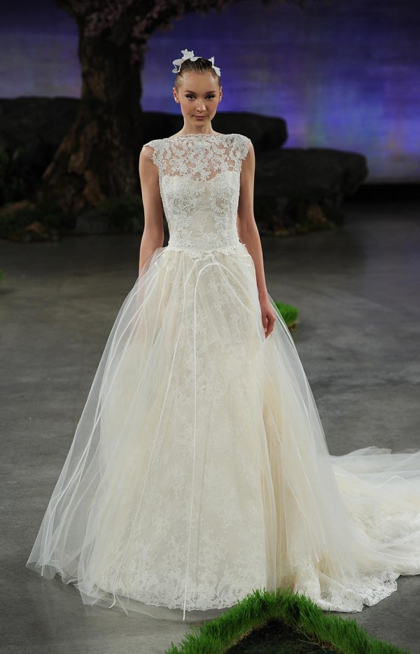 蝶と花がコンセプト♡『イネス・ディ・サント』のウェディングドレス2016春コレクション＊にて紹介している画像