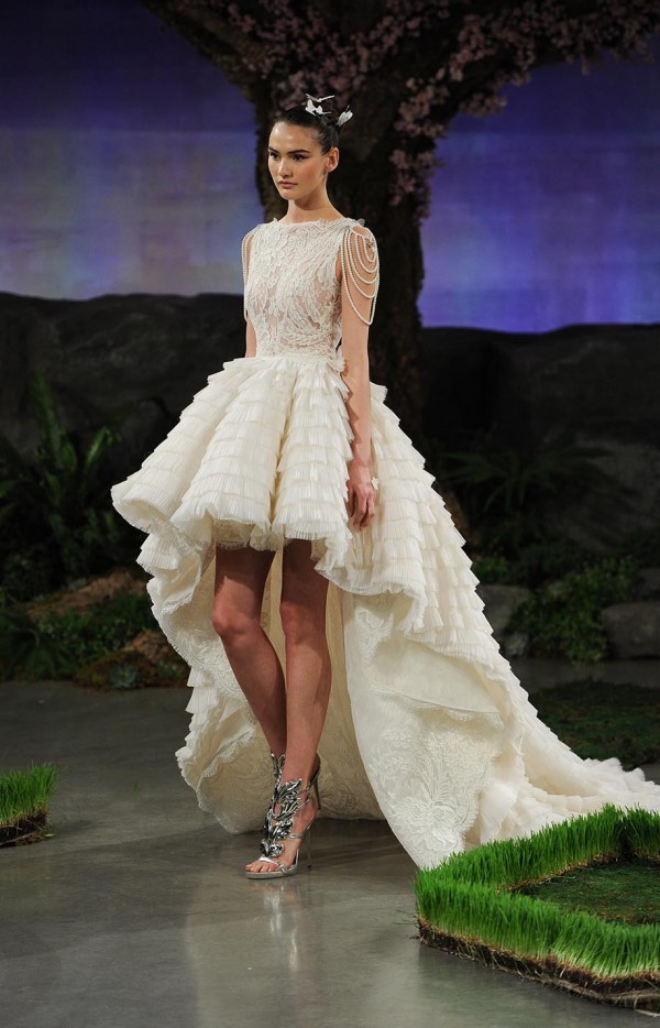 蝶と花がコンセプト♡『イネス・ディ・サント』のウェディングドレス2016春コレクション＊にて紹介している画像