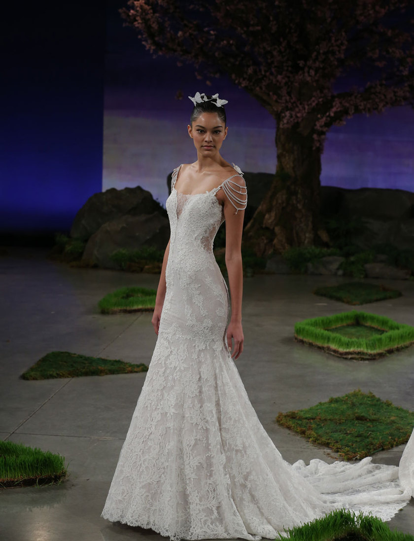 蝶と花がコンセプト♡『イネス・ディ・サント』のウェディングドレス2016春コレクション＊にて紹介している画像