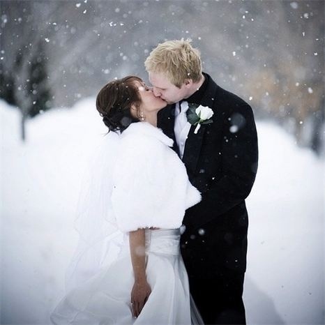 "Snowy Romance: A Collection of Heartwarming Snow Wedding Photos"にて紹介している画像
