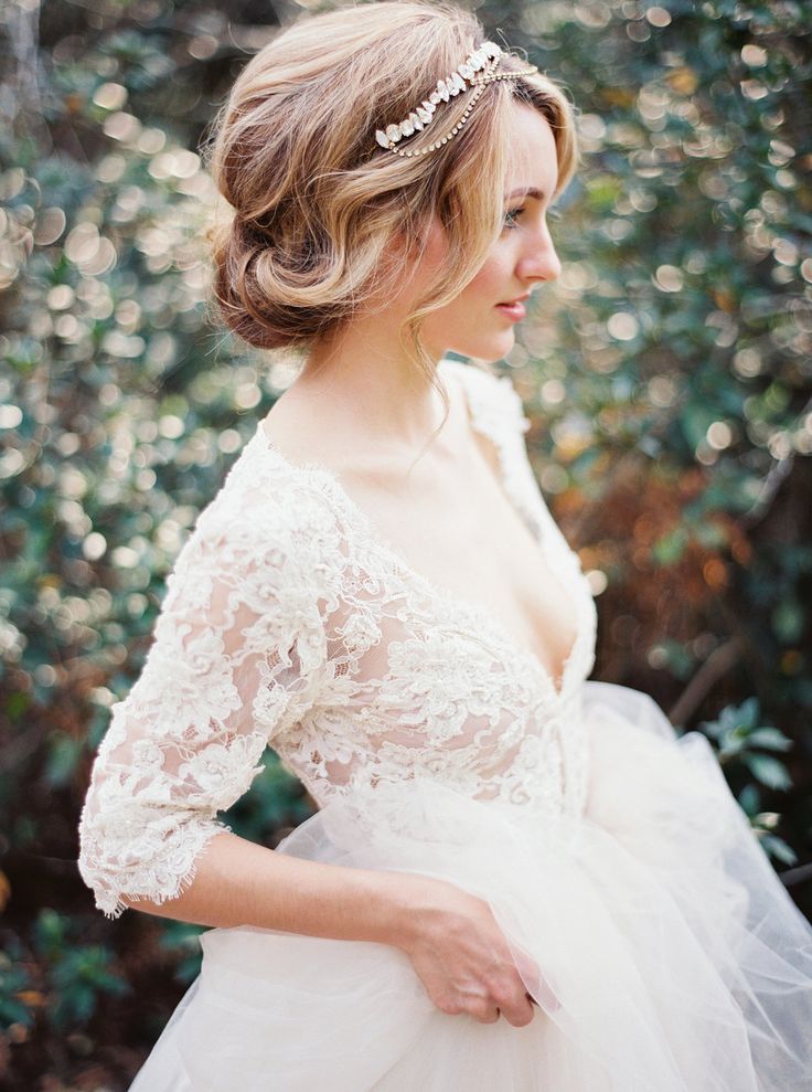 The Cutest Bride Hairstyles♡! 10 Loose and Romantic Updo Ideas with a Touch of International Flair♩にて紹介している画像