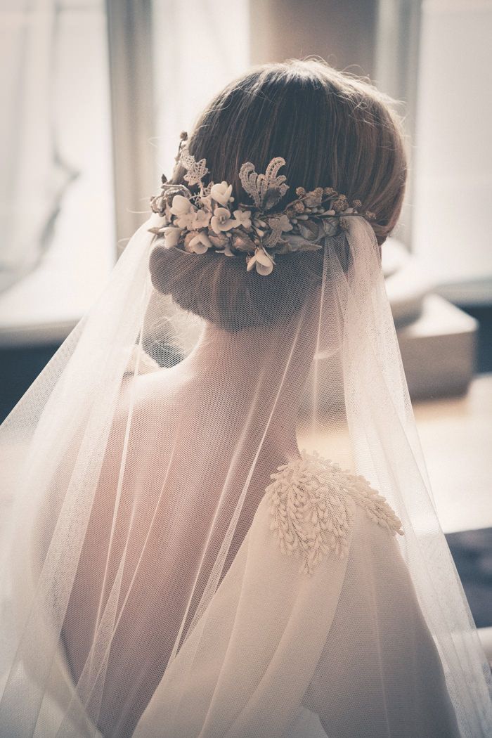 The Cutest Bride Hairstyles♡! 10 Loose and Romantic Updo Ideas with a Touch of International Flair♩にて紹介している画像
