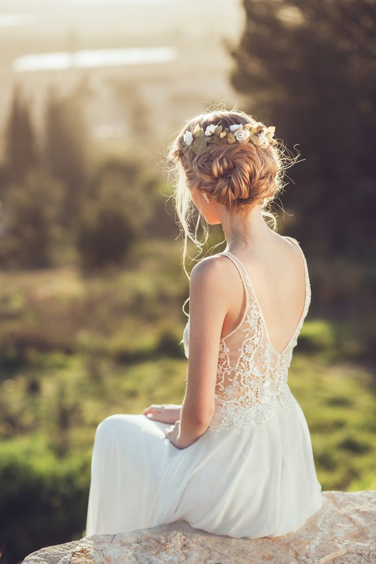 The Cutest Bride Hairstyles♡! 10 Loose and Romantic Updo Ideas with a Touch of International Flair♩にて紹介している画像