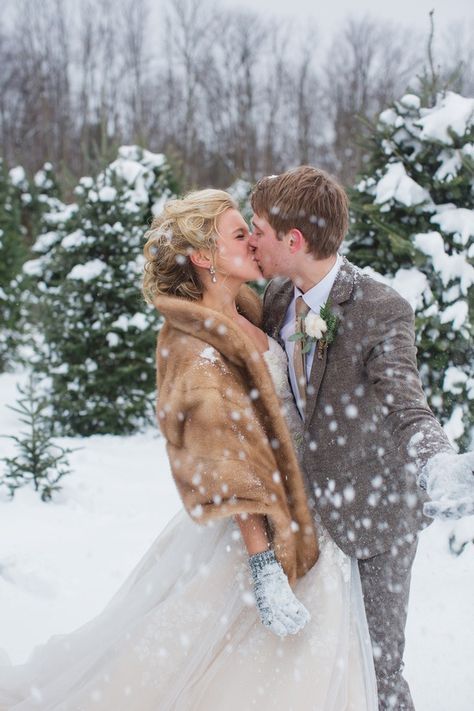 "Snowy Romance: A Collection of Heartwarming Snow Wedding Photos"にて紹介している画像