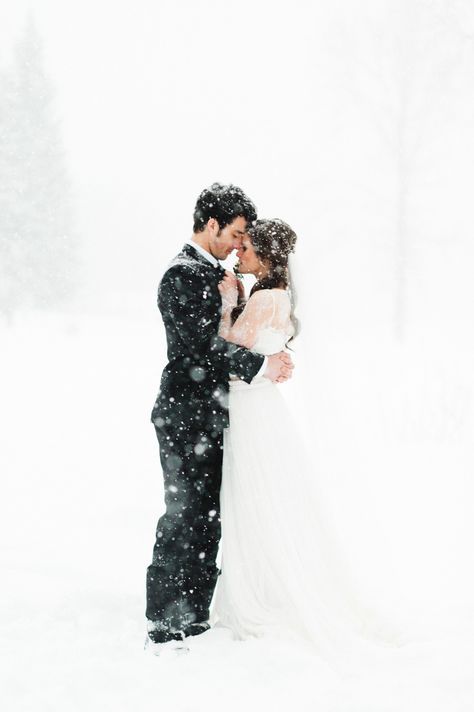 "Snowy Romance: A Collection of Heartwarming Snow Wedding Photos"にて紹介している画像