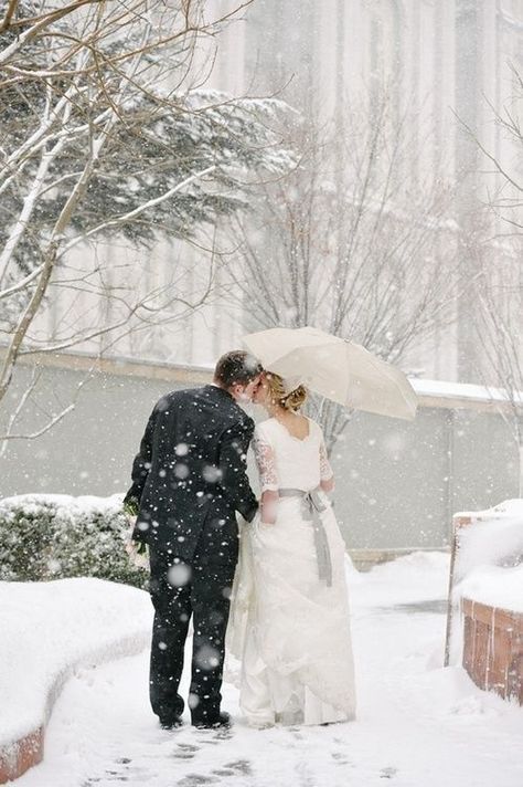 "Snowy Romance: A Collection of Heartwarming Snow Wedding Photos"にて紹介している画像