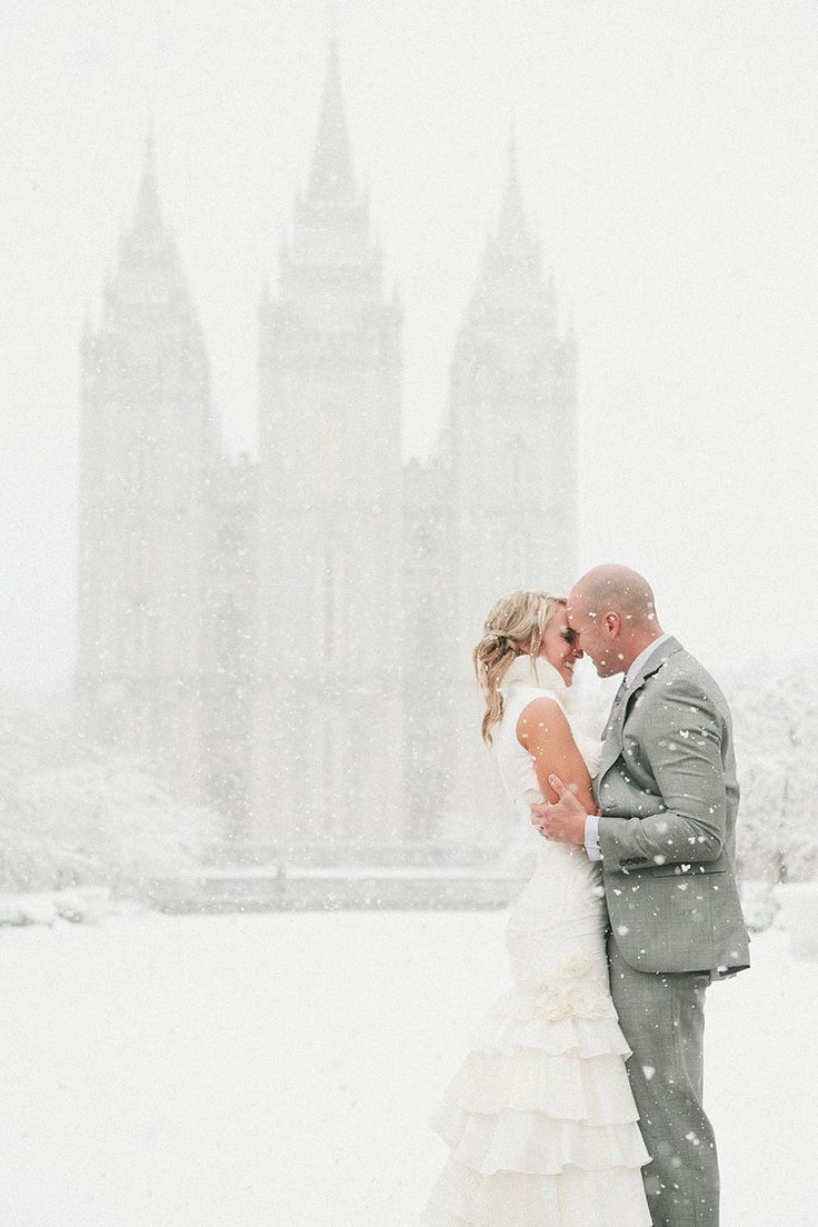 "Snowy Romance: A Collection of Heartwarming Snow Wedding Photos"にて紹介している画像