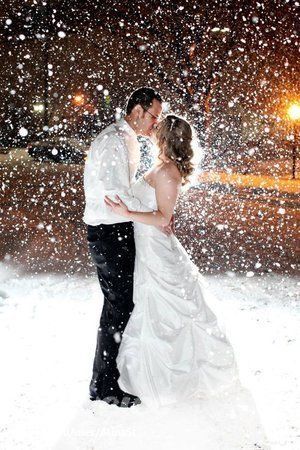 "Snowy Romance: A Collection of Heartwarming Snow Wedding Photos"にて紹介している画像