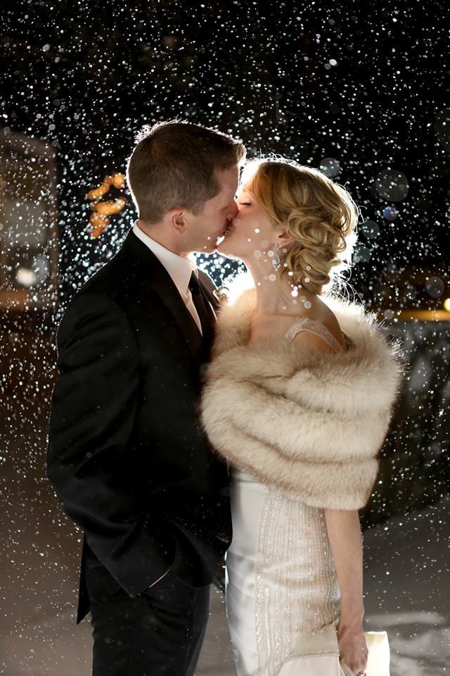 "Snowy Romance: A Collection of Heartwarming Snow Wedding Photos"にて紹介している画像