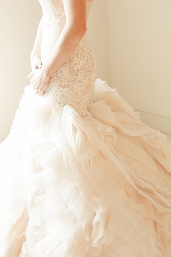 蝶と花がコンセプト♡『イネス・ディ・サント』のウェディングドレス2016春コレクション＊にて紹介している画像