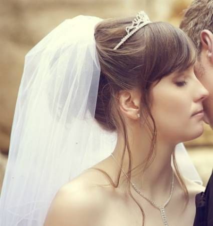 最高にお姫様気分♡プリンセスタイプのティアラをした可愛い花嫁ヘアCOLLECTIONにて紹介している画像