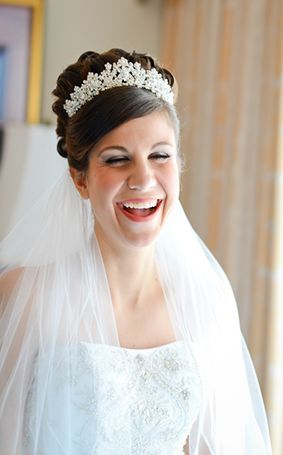 最高にお姫様気分♡プリンセスタイプのティアラをした可愛い花嫁ヘアCOLLECTIONにて紹介している画像