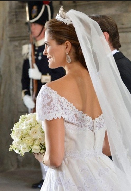 最高にお姫様気分♡プリンセスタイプのティアラをした可愛い花嫁ヘアCOLLECTIONにて紹介している画像