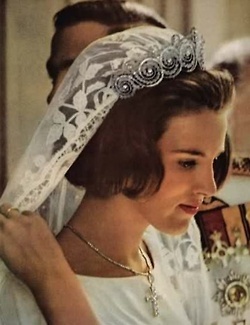 最高にお姫様気分♡プリンセスタイプのティアラをした可愛い花嫁ヘアCOLLECTIONにて紹介している画像