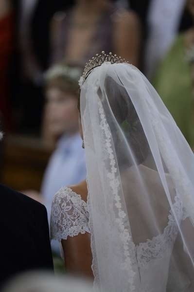 最高にお姫様気分♡プリンセスタイプのティアラをした可愛い花嫁ヘアCOLLECTIONにて紹介している画像